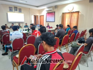 Pastikan penanganan permasalahan kesehatan tepat sasaran, anggota Koramil 1623-08/Kubu hadiri lokakarya mini lintas sektoral bidang kesehatan.