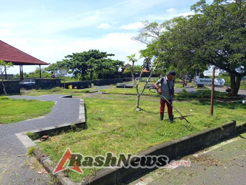 Wujud kepedulian terhadap kebersihan lingkungan, Koramil 1623-05/Manggis melaksanakan Karya Bakti di Pura Silayukti.