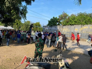 Semarak HKN, Koramil 1603-04/Kewapante Laksanakan Pengamanan dan Dukung Lomba Volly Antar Puskesmas