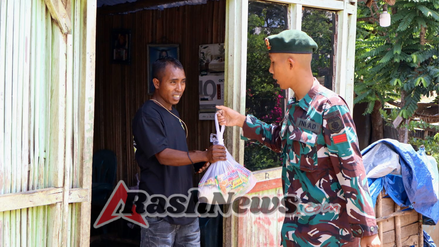 Satgas Pamtas Yonarmed 12 Kostrad Hadirkan Senyum Warga Lewat Kegiatan Jumat Berkah