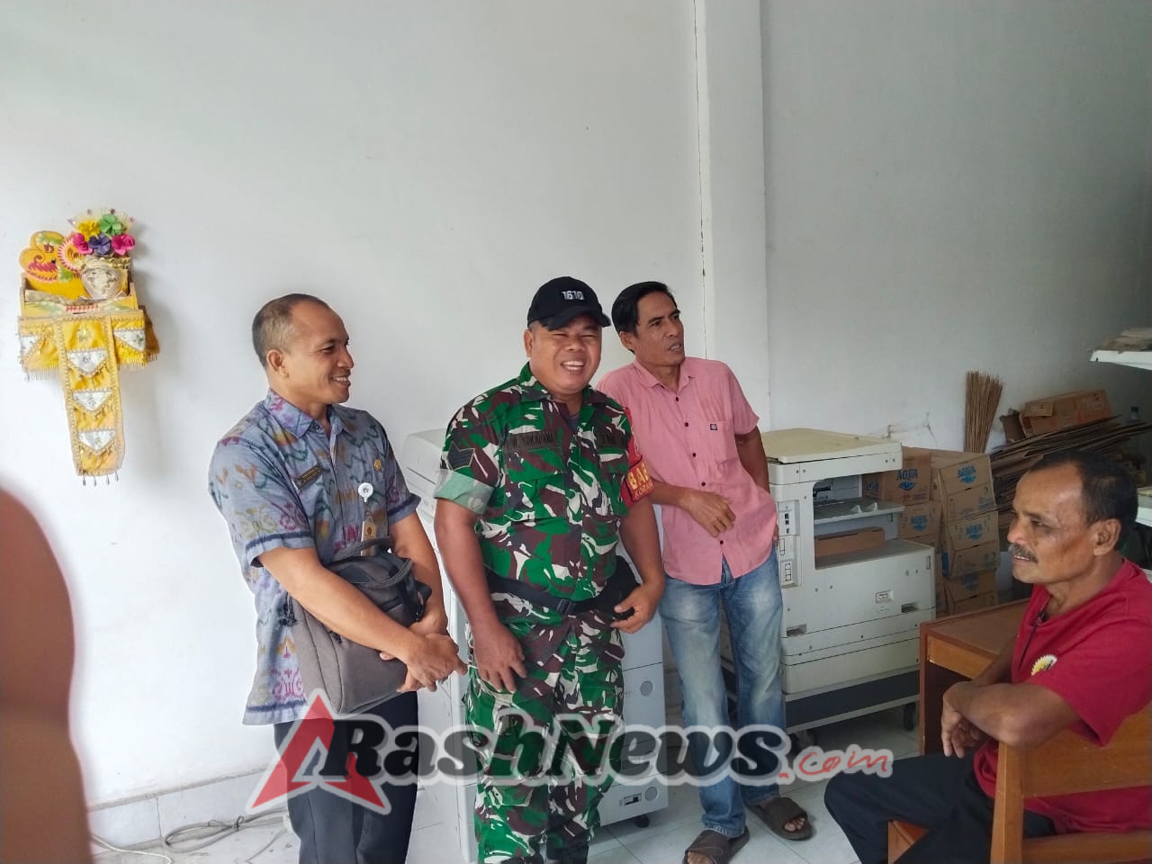 TNI Rangkul Warga,  Babinsa Getakan  Gelar Komsos Di Bumdes Desa Getakan