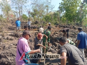 Babinsa Koramil 1624-02/Adonara Tunjukkan Kepedulian dengan Warga Desa Nobo