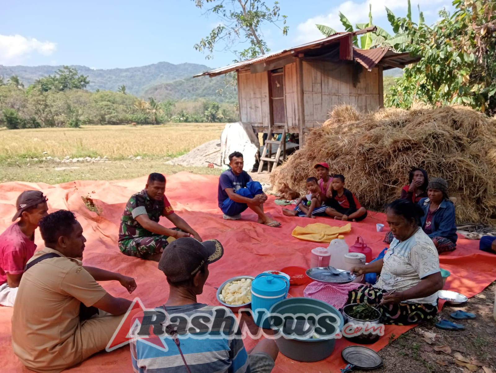 Babinsa Koramil Maurole Pantau Keamanan dan Dorong Kesadaran Kebersihan di Desa Watukamba