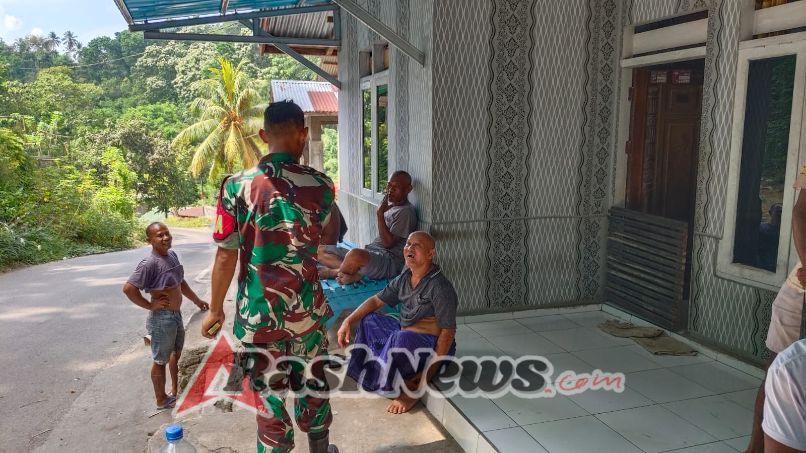 Babinsa Maurole Pantau Situasi Keamanan dan Dorong Kesadaran Masyarakat Desa Detukeli