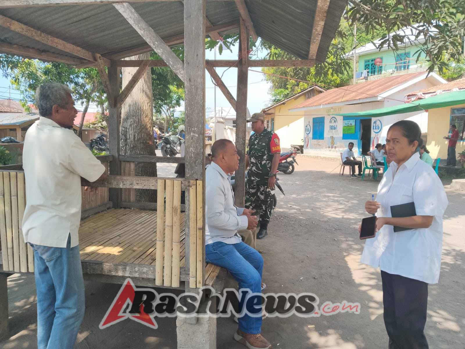 Patroli Kamtibmas TNI: Mempererat Komunikasi dengan Masyarakat di Macang Pacar