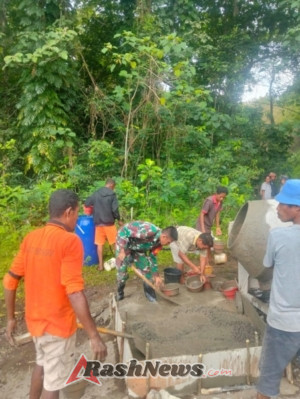 Gotong Royong Babinsa dan Warga Sikka Perbaiki Infrastruktur Air Bersih