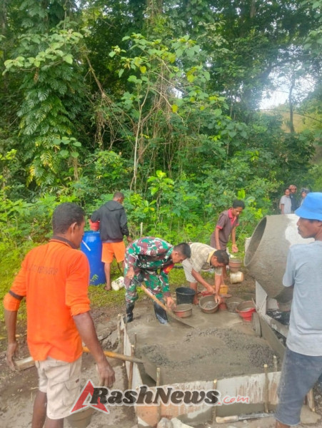 Gotong Royong Babinsa dan Warga Sikka Perbaiki Infrastruktur Air Bersih