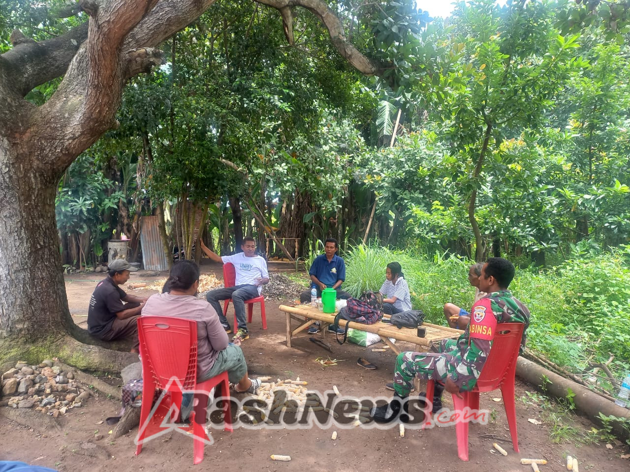 Masuk Musim Penghujan, Babinsa Koramil 1621-05/Panite Himbau Warga Waspada Longsor Dan Pohon Tumbang