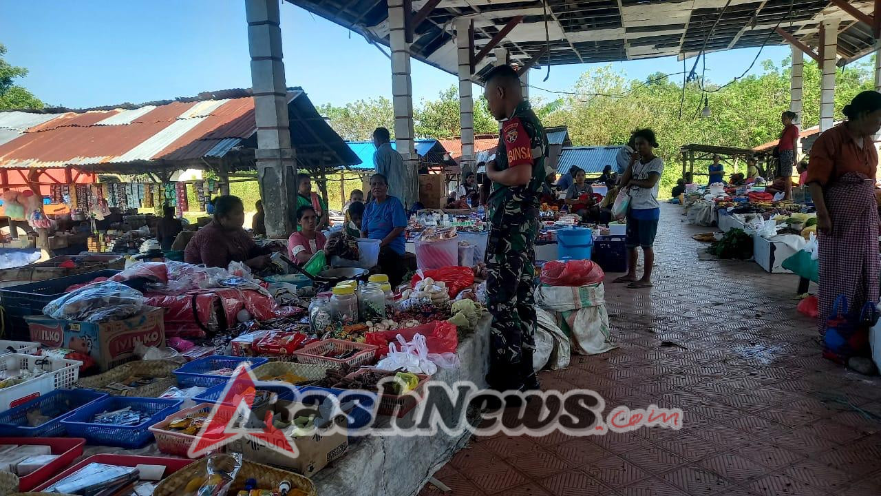 Babinsa Koramil 1601-06 Karera Aktif Laksanakan Pembinaan di Pasar Tradisional