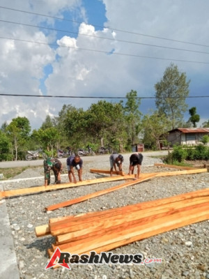 Wujud Kepedulian, Babinsa Serda Mursal Suryadi Bersama Warga Tuamese Lakukan Gotong Royong