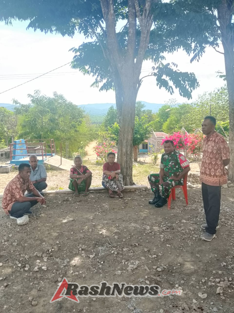 Babinsa Koramil 1618-05/Biut Laksanakan Komsos di Desa Lokomea, Pererat Silaturahmi dengan Warga