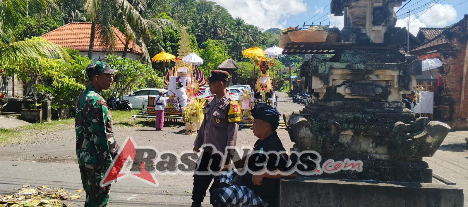 Aktif Beri Pelayanan Terbaik,  Babinsa Sulang Terjun Langsung  Amankan Upacara Pelebon Bersinergi Bersama Bhabinkamtibmas Dan Pecalang