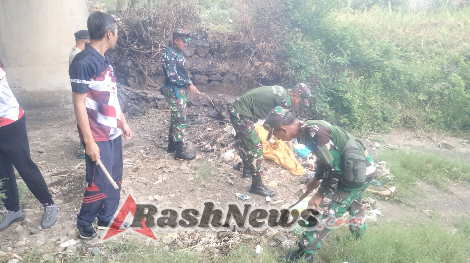 Aksi Nyata Pelestarian Lingkungan: Gotong Royong Semesta Berencana Bersih Sungai di Celukanbawang, Sinergi TNI-POLRI dan Masyarakat