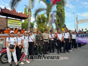 Babinsa Batubulan Kangin Bersama Aparat Lain Jaga Kelancaran dan Keceriaan HUT SMPN 3 Sukawati