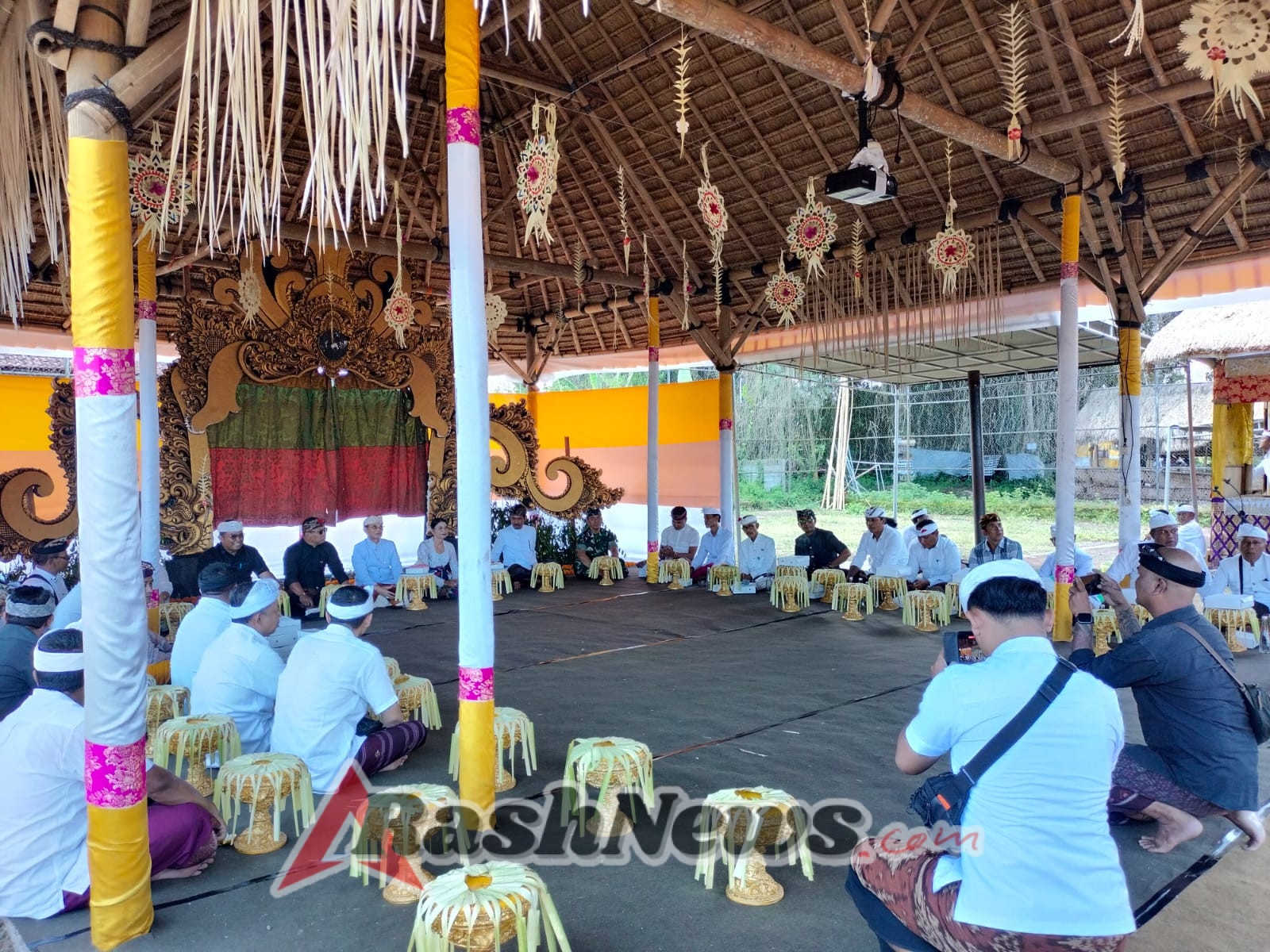 Pelihara hubungan baik dengan masyarakat, Danramil 1623-04/Sidemen hadiri upacara keagamaan.