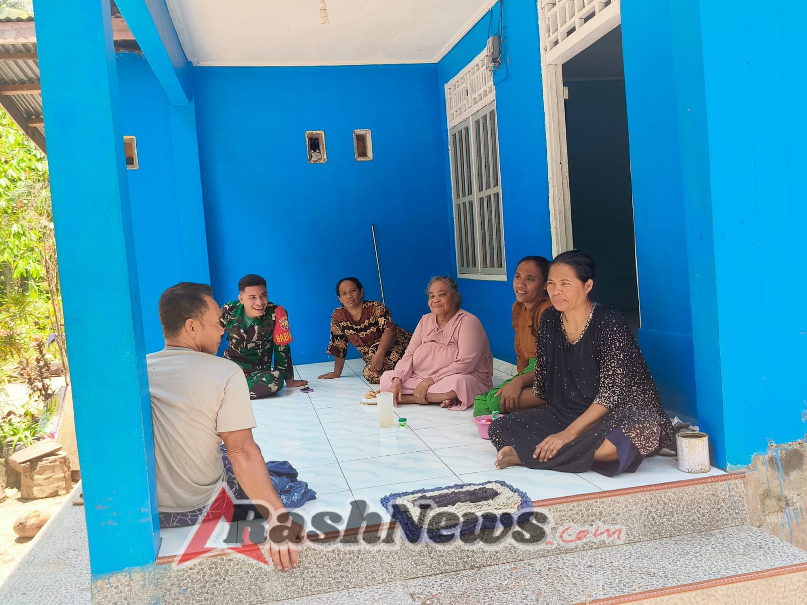 Sapa dan Himbau Warga, Babinsa Pratu Muhamad Safari Aktif Ciptakan Lingkungan Aman di Desa Fatamari