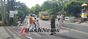 Babinsa Desa Blahbatuh Beri Rasa Nyaman Umat Buddha Saat Laksanakan Ibadah