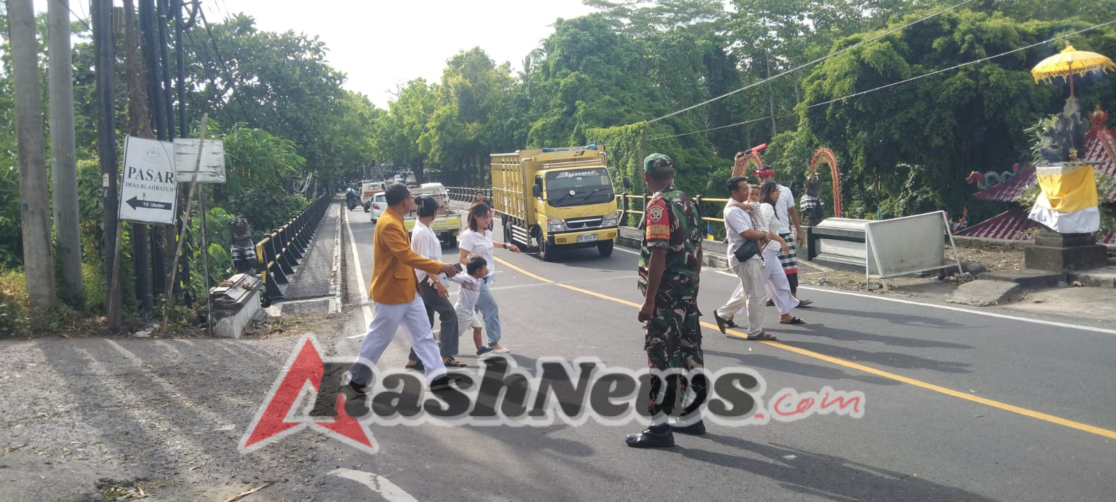 Babinsa Desa Blahbatuh Beri Rasa Nyaman Umat Buddha Saat Laksanakan Ibadah