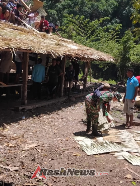 Kegiatan Gotong Royong Babinsa dan Warga Desa Ratulodong: Wujud Kepedulian terhadap Kearifan Lokal