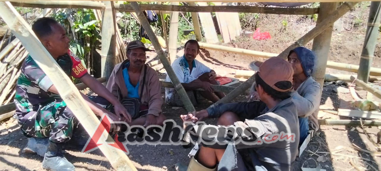 Koramil 01/Ende Laksanakan Komsos dan Pamwil, Tingkatkan Simpati Masyarakat Terhadap TNI