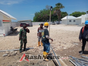 Babinsa Kodim 1627/Rote Ndao Amankan Pembangunan Kawasan Sentra Industri Garam Nasional (K-SIGN)