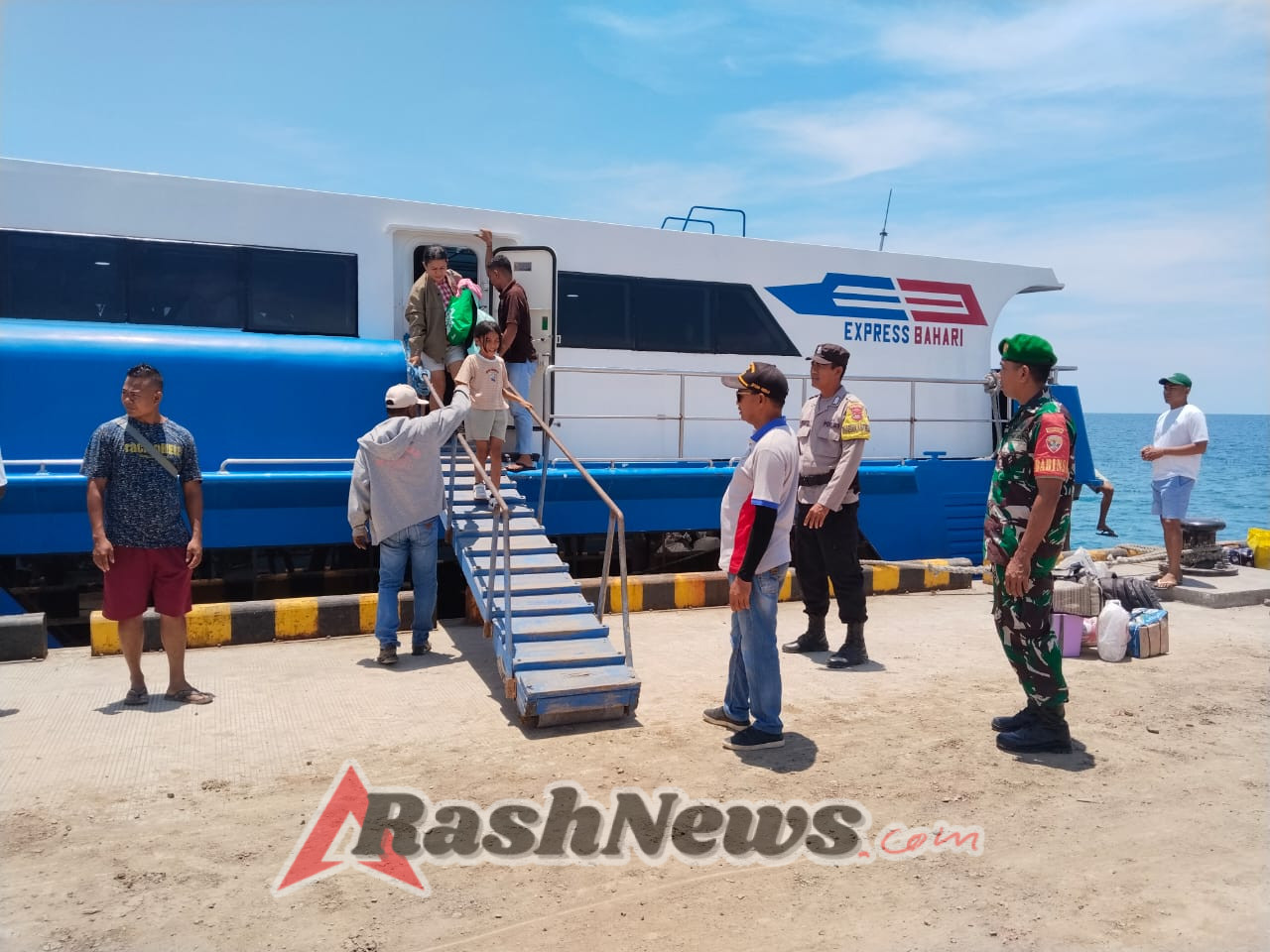 Babinsa Koramil 1627-01/Baa Awasi Aktivitas Kapal Bahari Express 8E di Pelabuhan Ba’a