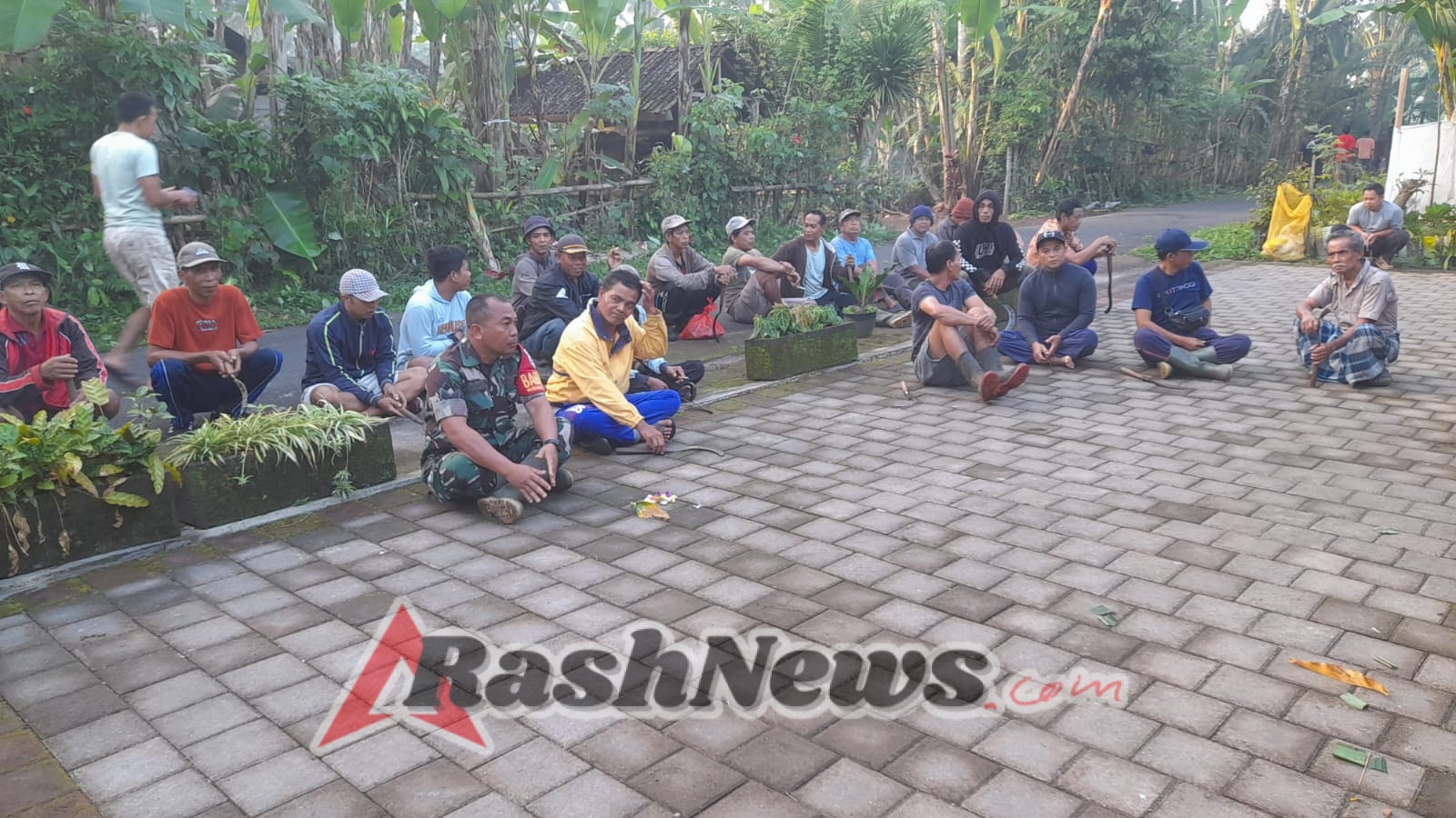Tingkatkan Kedisiplinan dan Kebersamaan, Babinsa Jehem Ajak Warga Gotong Royong Bersihkan Bahu Jalan