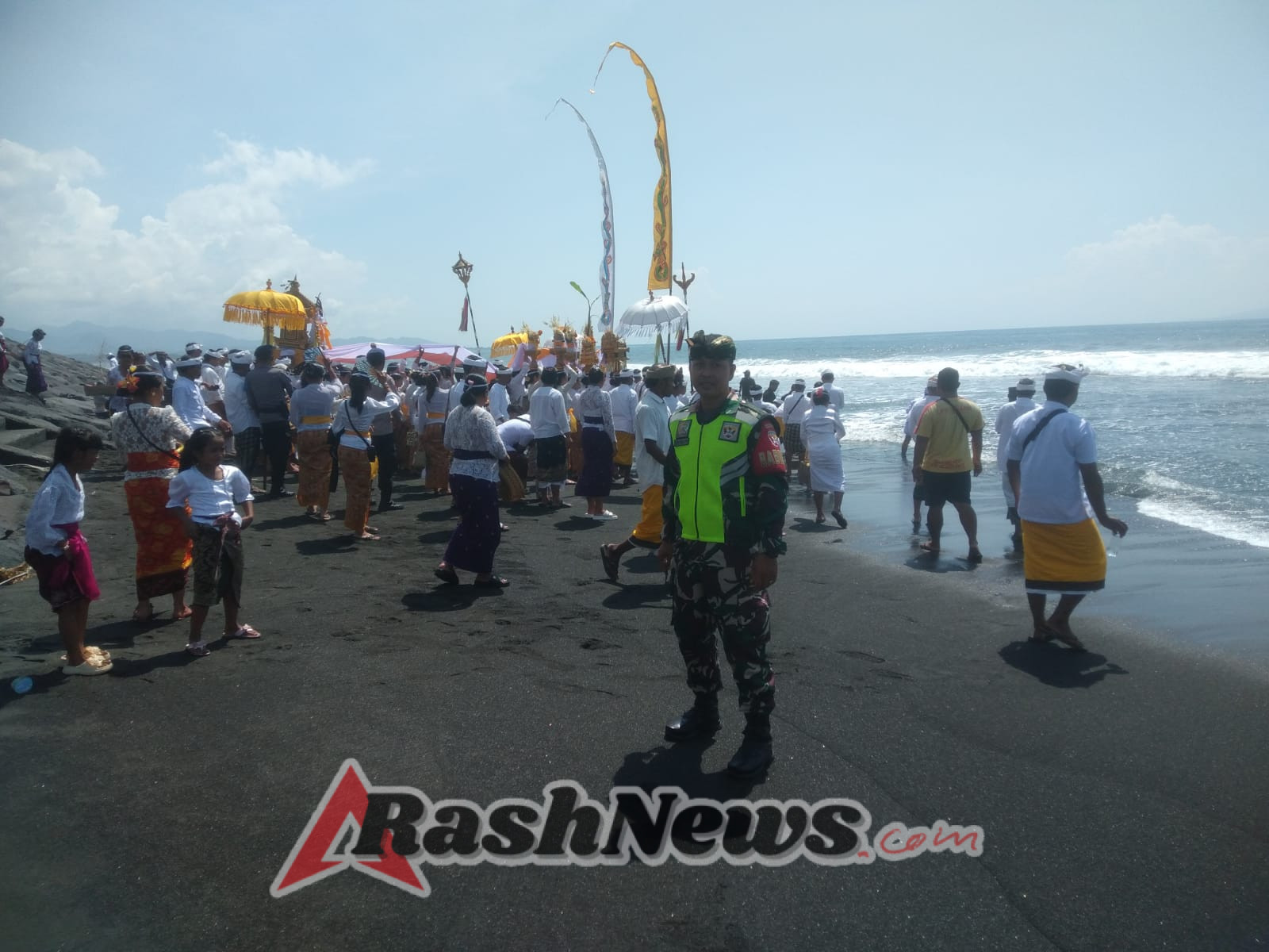 Babinsa Tegallalang Dampingi Umat Jalankan Tradisi Sakral Melasti dengan Aman