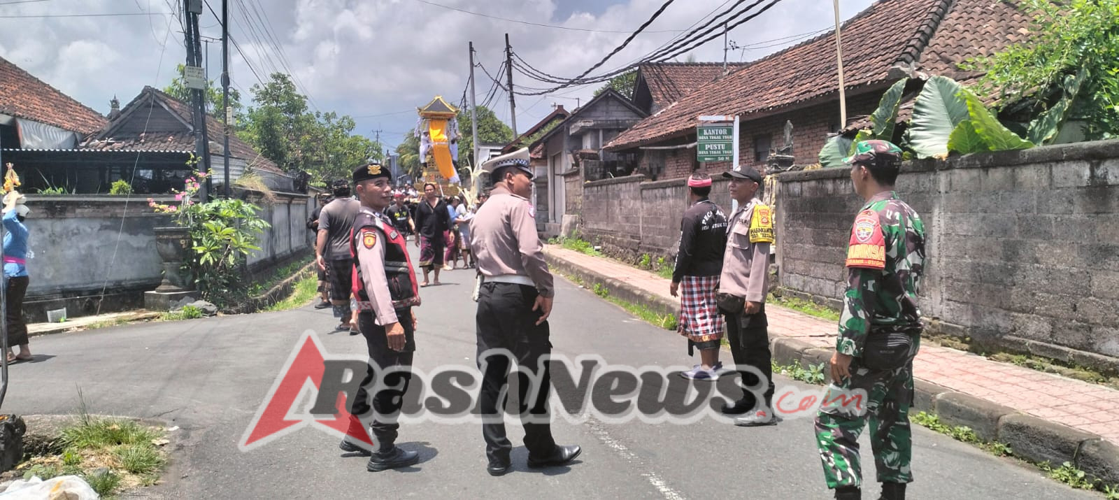 Gotong Royong dan Kepedulian Warnai Kehadiran Babinsa di Upacara Ngaben Desa Tegal Tugu