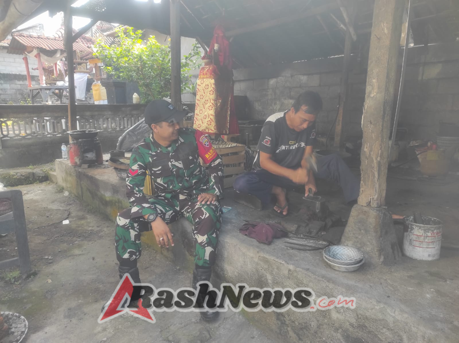 Dukung Wira Usaha Dan UMKM Masyarakat, Babinsa Kamasan Komsos Bersama Pekerja Kerajinan Bokor