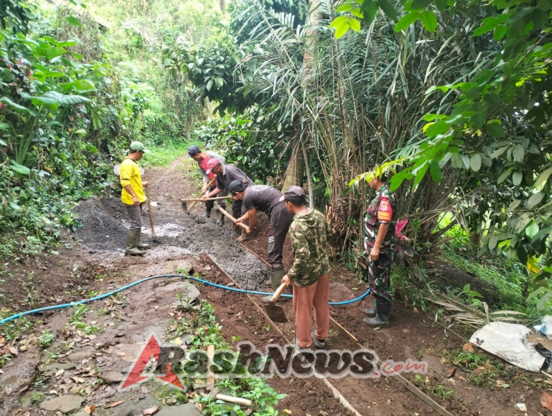 Wujudkan Akses Lancar, Babinsa Panji Anom Kawal Gotong Royong Betonisasi Jalan