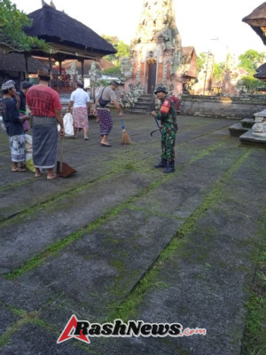 Pererat Hubungan TNI dan Masyarakat, Babinsa Jegu Turun Langsung Bersih-Bersih di Pura Khayangan Puseh