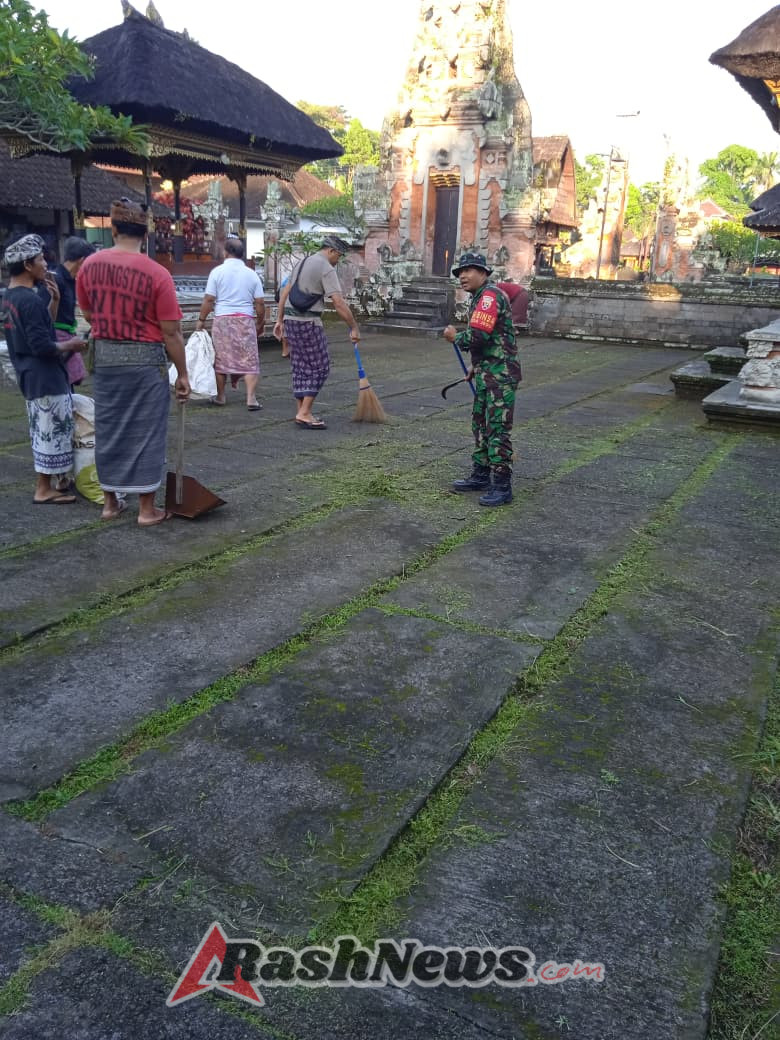 Pererat Hubungan TNI dan Masyarakat, Babinsa Jegu Turun Langsung Bersih-Bersih di Pura Khayangan Puseh