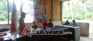 Wujudkan Desa Maju dan Mandiri, Babinsa-02/Talibura Praka Yosep Dukung Penyusunan RKPDes Watu Onok