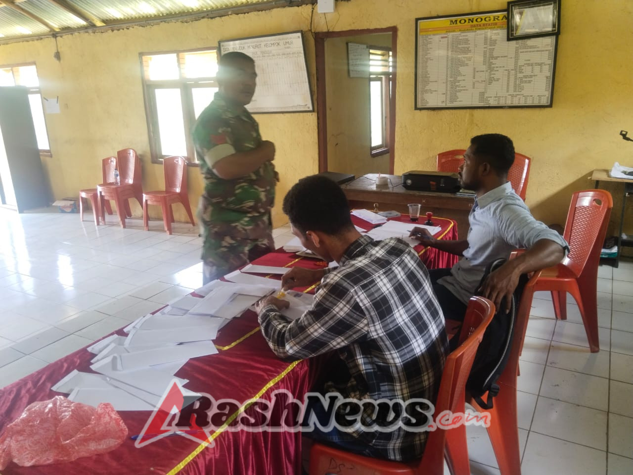 TNI Hadir di Tengah Rakyat, Babinsa Nggumbelaka Tingkatkan Kamtibmas dan Kerja Sama dengan Perangkat Desa