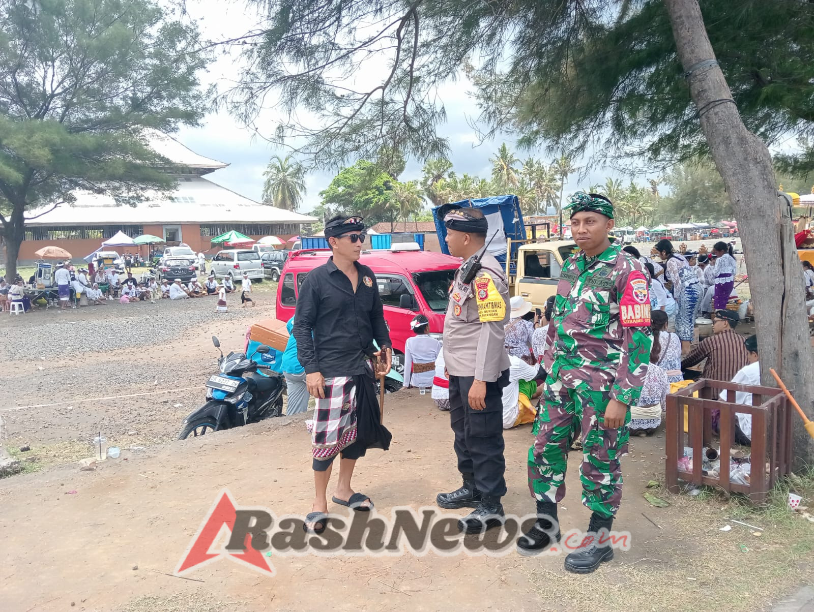 Babinsa Bukian Hadir Menyatu dengan Umat, Jaga Keamanan dan Kekhidmatan Upacara Melasti
