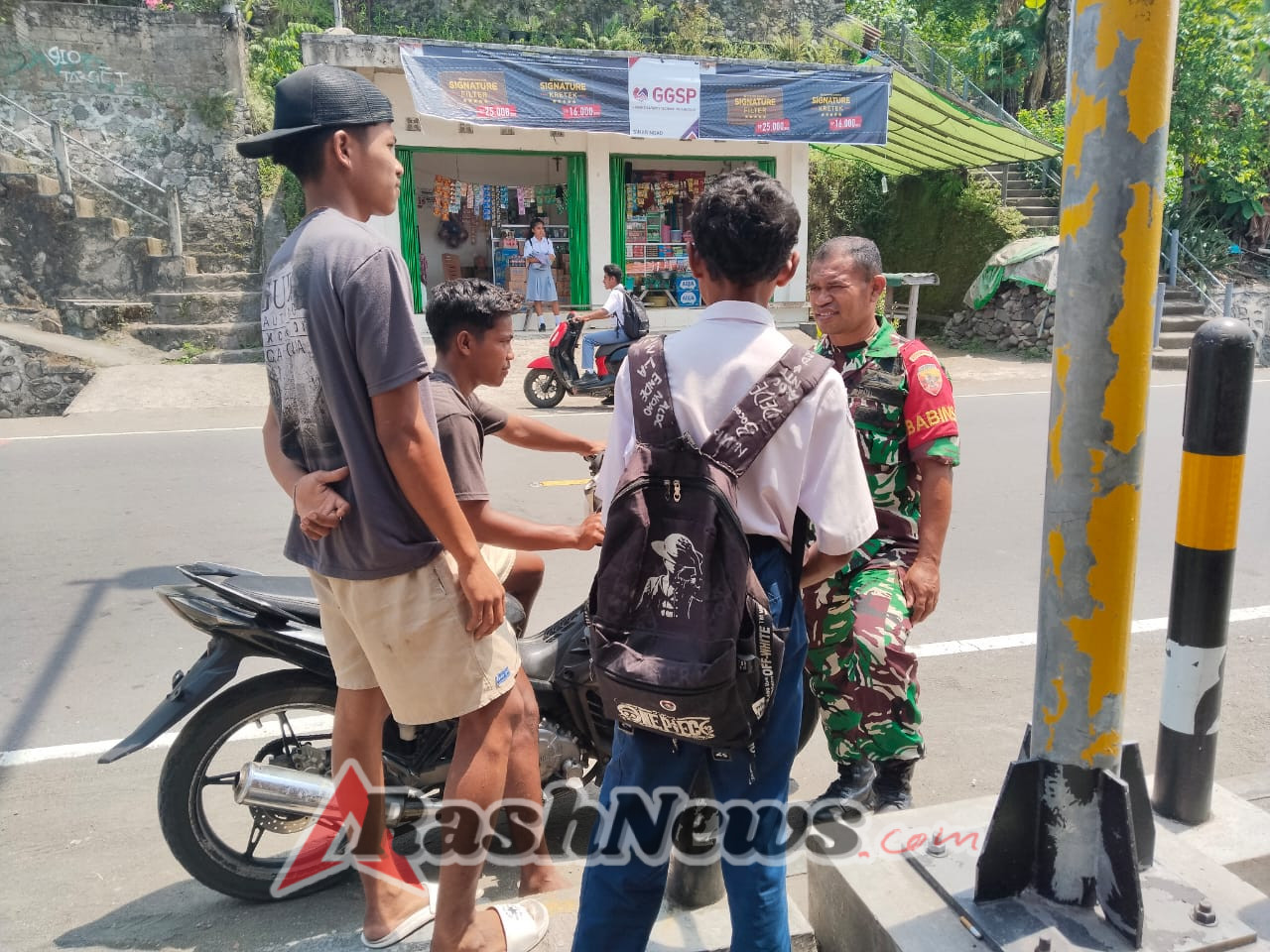 TNI Hadir di Tengah Rakyat, Babinsa Ramil 01 Ende Perkuat Kemanunggalan dengan Warga