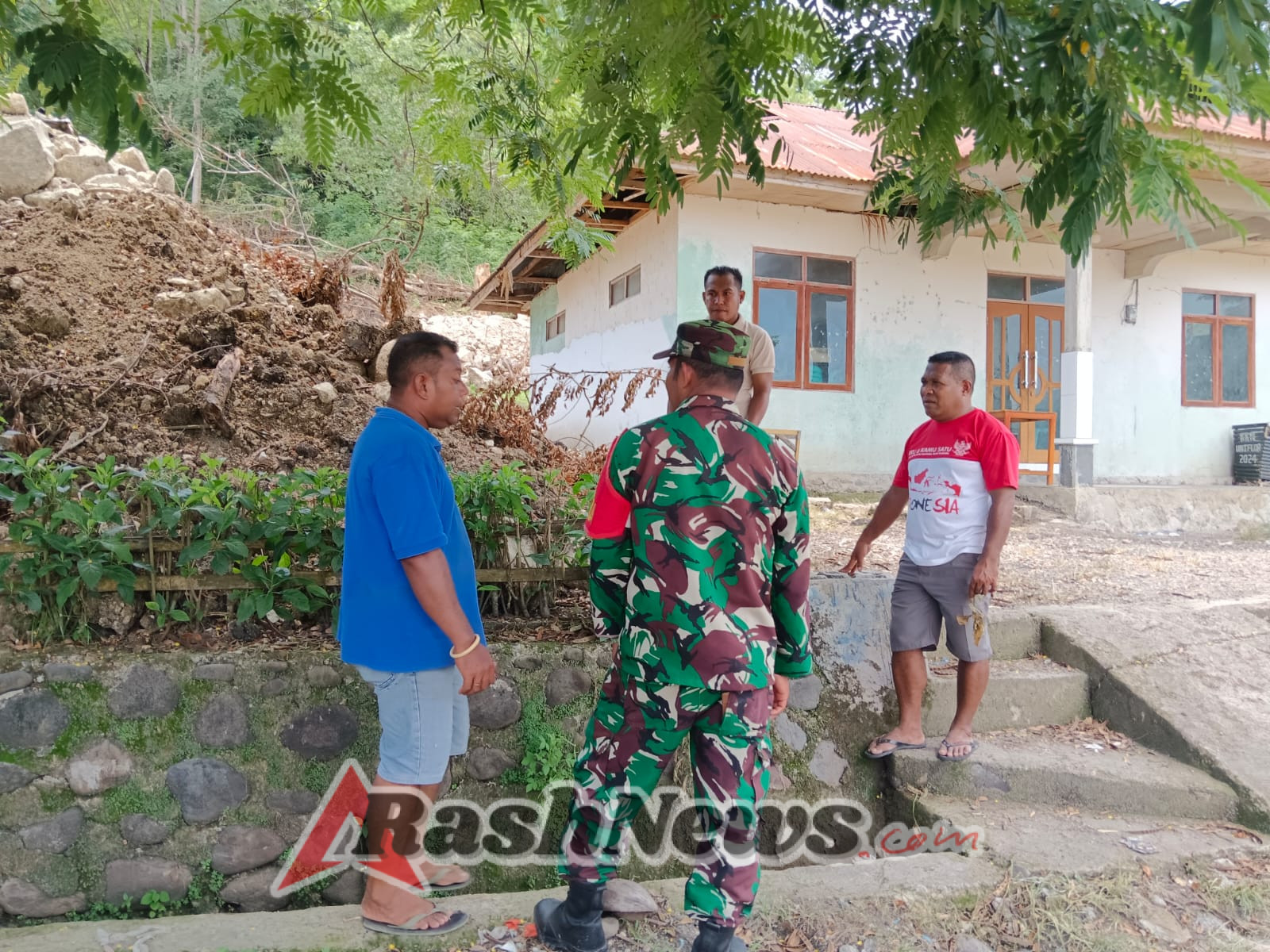 Komsos, Pamwil, dan Monitoring Wilayah: Babinsa Koramil Detusoko Dekatkan TNI dengan Rakyat