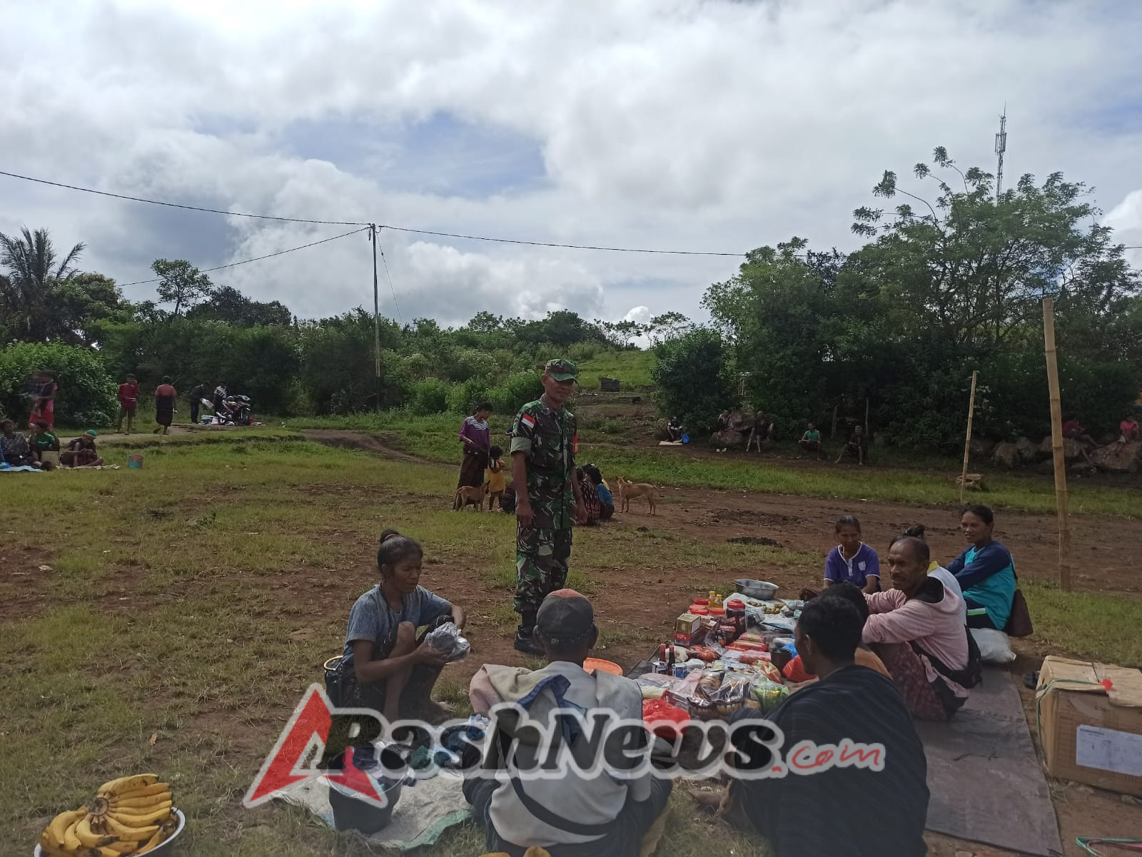 Komsos dan Pamwil Babinsa Koramil Maurole Perkuat Kemanunggalan TNI-Rakyat di Dusun Sokolago
