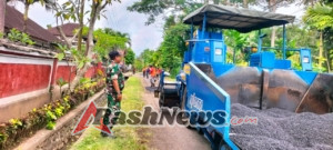 Babinsa Mendoyo Dangin Tukad Kawal Perbaikan Jalan Desa, Pastikan Proyek Berjalan Aman dan Lancar