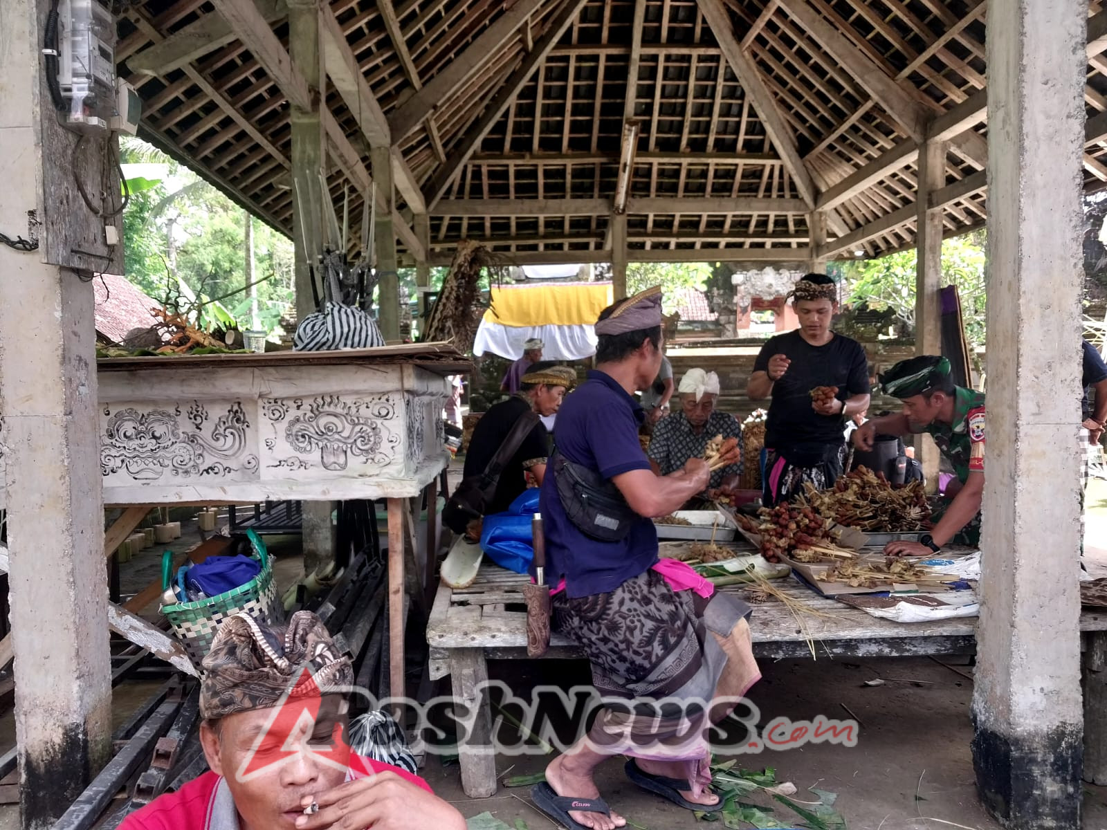 Babinsa Hadir di Tengah Masyarakat, Wujudkan Sinergi dan Kamtibmas dalam Persiapan Upacara Adat