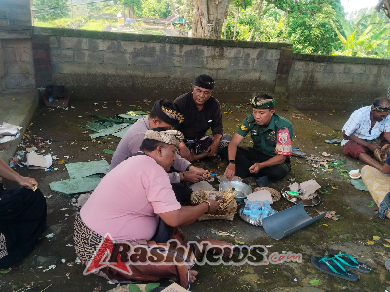 Babinsa Samplangan Pererat Silaturahmi dan Jaga Harmoni Lewat Kegiatan Ngayah Adat