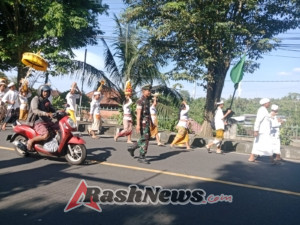Bersatu Dalam Adat Dan Tradisi, Babinsa Tusan Turun Langsung Pastikan Upacara Nunas Tirta Berjalan Aman Dan Lancar