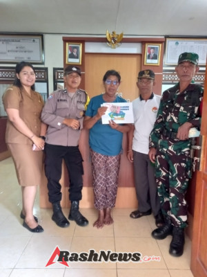 Pastikan Ketepatan Penyaluran BLT DD Bulan Nopember, Serka Nyoman Suarsana Hadir Beri Pengawasan