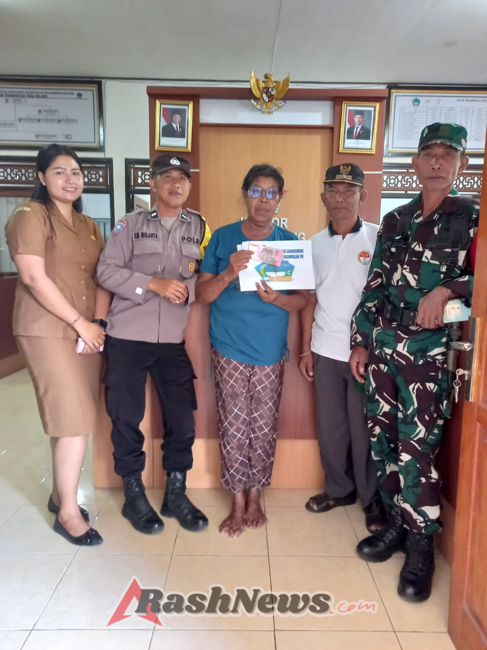 Pastikan Ketepatan Penyaluran BLT DD Bulan Nopember, Serka Nyoman Suarsana Hadir Beri Pengawasan