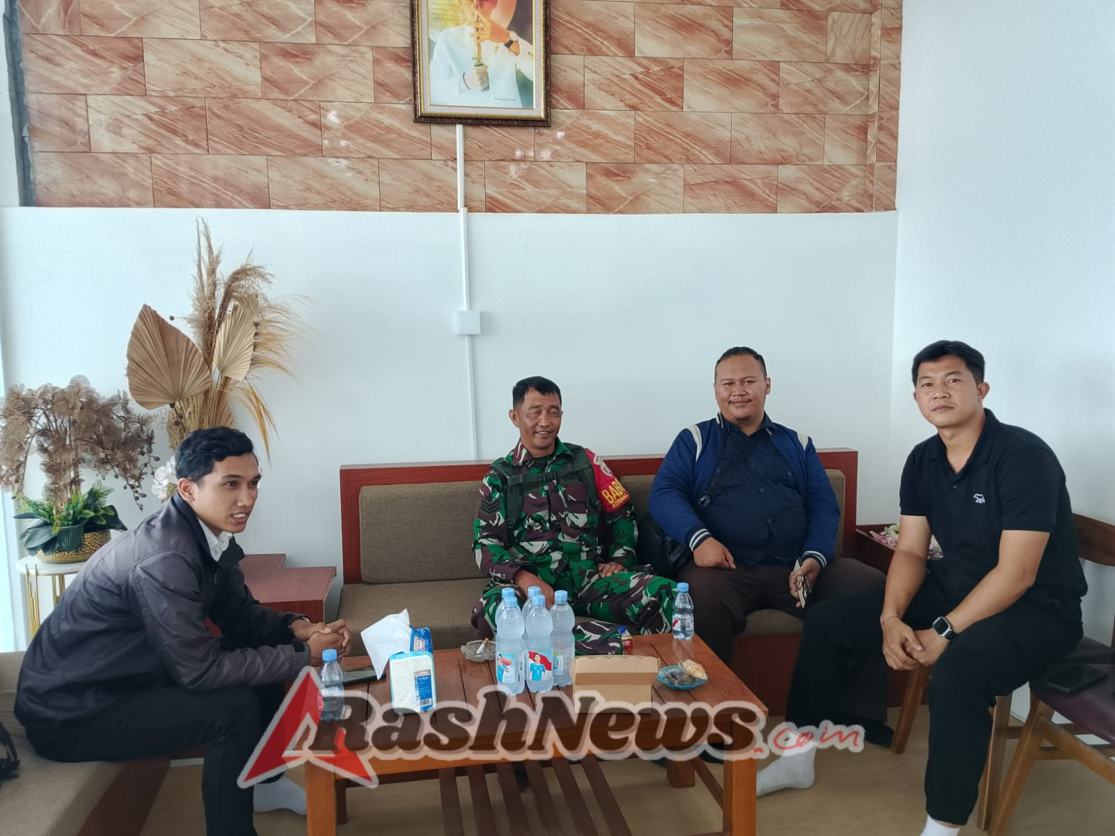 Babinsa Batur Selatan Ikut Awasi Pelaksanaan Satuan Pelayanan Pemenuhan Gizi di Desa Binaan