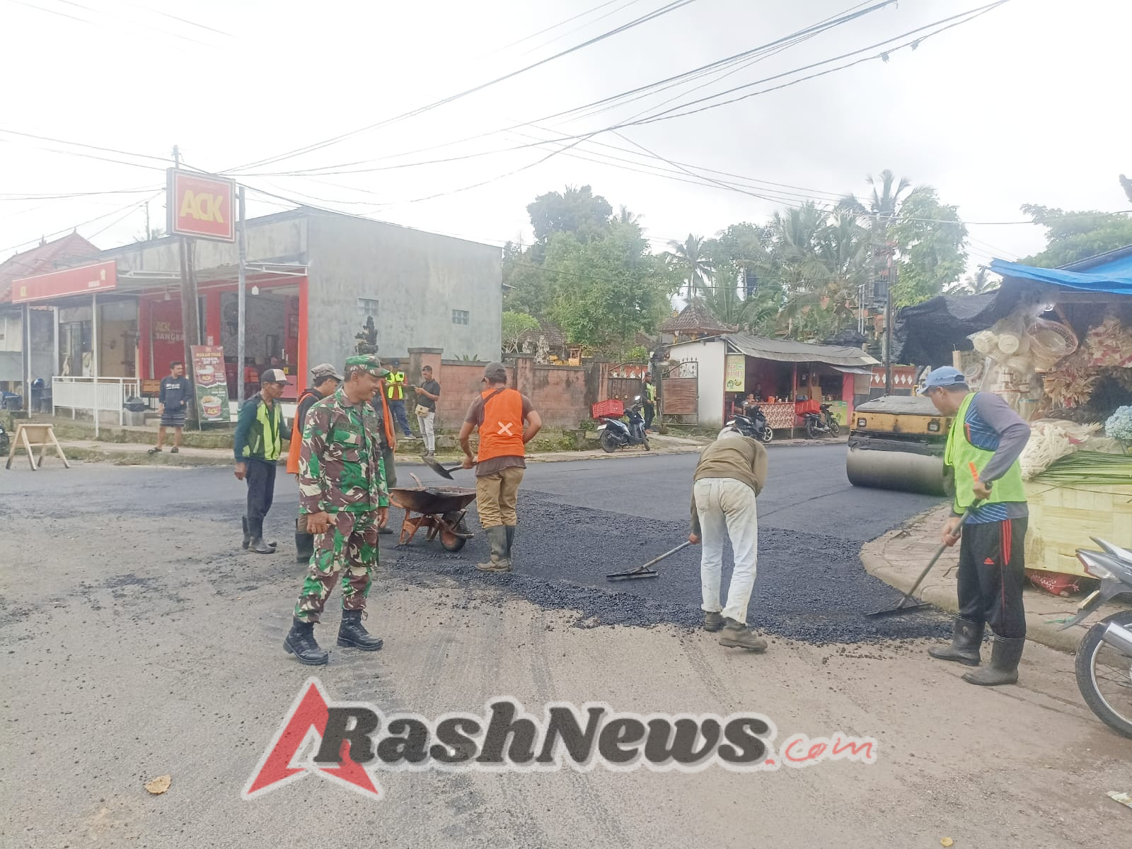 Tingkatkan Keamanan dan Kelancaran, Babinsa dan Bhabinkamtibmas Desa Bangbang Turun Langsung Amankan Pengaspalan Jalan Kabupaten