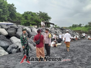 Pengawalan Ketat, Babinsa Negari Hadirkan Kelancaran Melasti Ida Sesuhunan Pura Segara Merta Sari