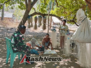 Babinsa Desa Bana Bantu Warga Menjahit Jaring Ikan, Wujud Kepedulian Teritorial