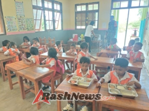 Babinsa Koramil 1627-02/Pantai Baru Dampingi Pembagian Makanan Bergizi untuk 3.093 Pelajar di Rote Ndao
